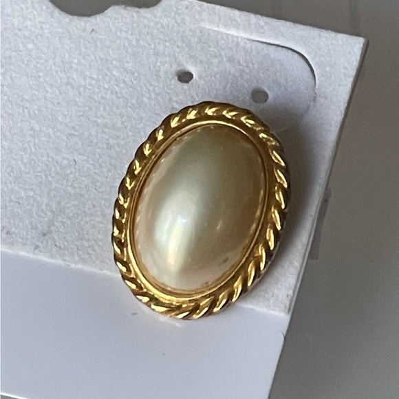 Trifari Signed Oval Pearl Clip On Vintage Earrings New Without Tags - Picture 3 of 5